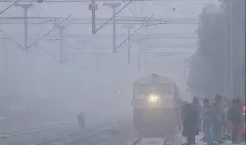 Indian Railways: రైల్వే కి పొగ పెట్టేసిన పొగ మంచు.. 20 వేల టికెట్ల రద్దు 1.22 కోట్ల నష్టం Indian Railways: రైల్వే కి పొగ పెట్టేసిన పొగ మంచు.. 20 వేల టికెట్ల రద్దు 1.22 కోట్ల నష్టం