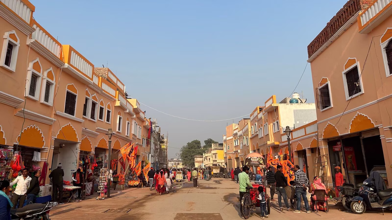 Ayodhya: ఆధ్యాత్మిక భావన వెల్లివిరిసేలా.. Ayodhya: ఆధ్యాత్మిక భావన వెల్లివిరిసేలా..