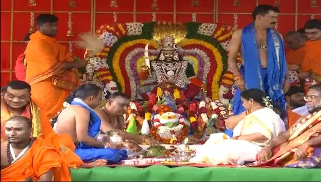 Komuravelle: వైభవంగా కొమురవెల్లి మల్లన్న కల్యాణం.. Komuravelle: వైభవంగా కొమురవెల్లి మల్లన్న కల్యాణం..