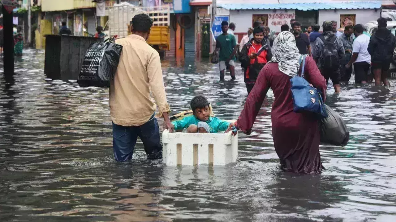 Heavy Rains: తమిళనాడును మళ్ళీ ముంచెత్తిన వర్షాలు.. Heavy Rains: తమిళనాడును మళ్ళీ ముంచెత్తిన వర్షాలు..