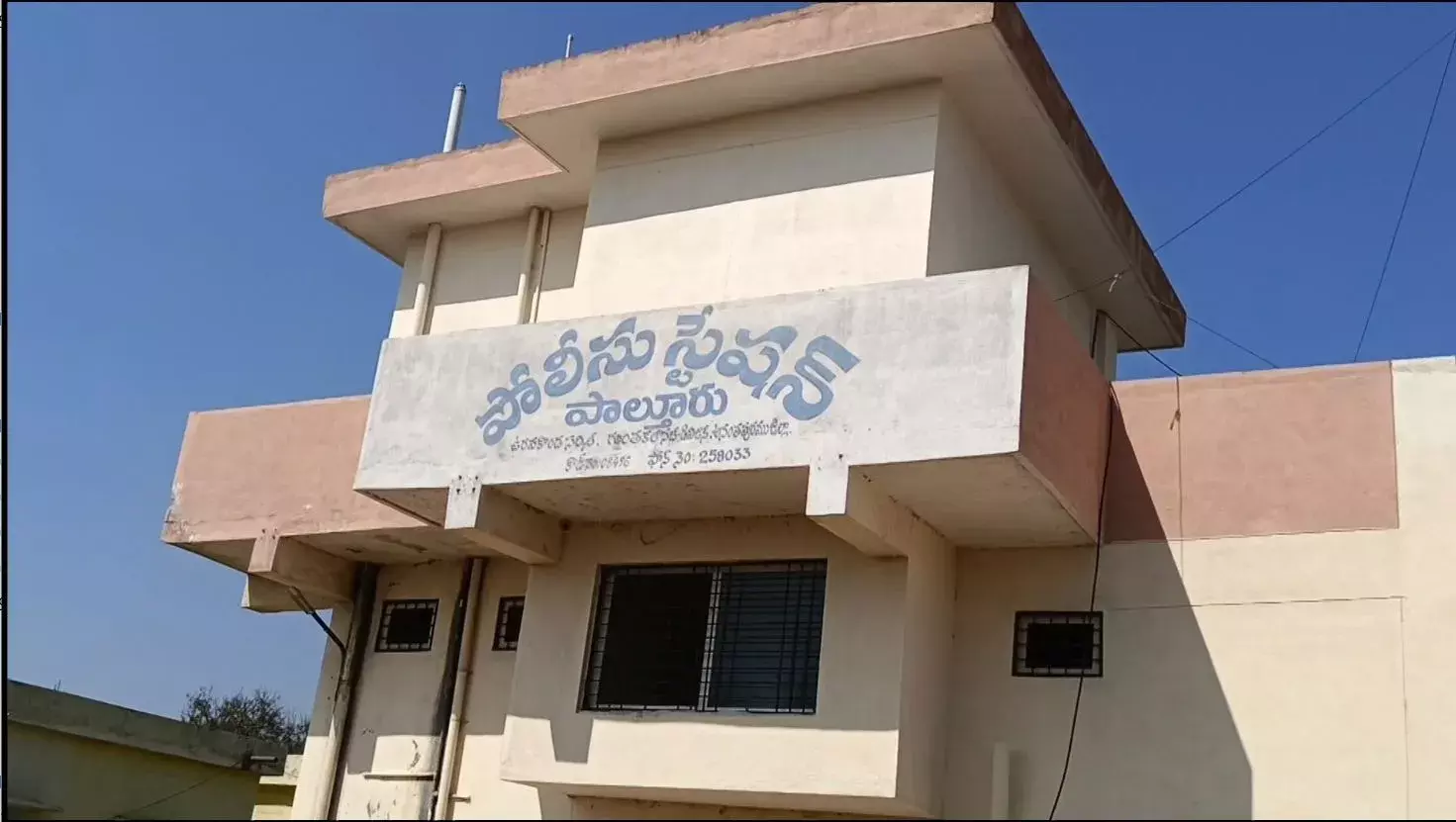 Police : వైకాపా జెండా దించాలన్న టీడీపీ కార్యకర్త