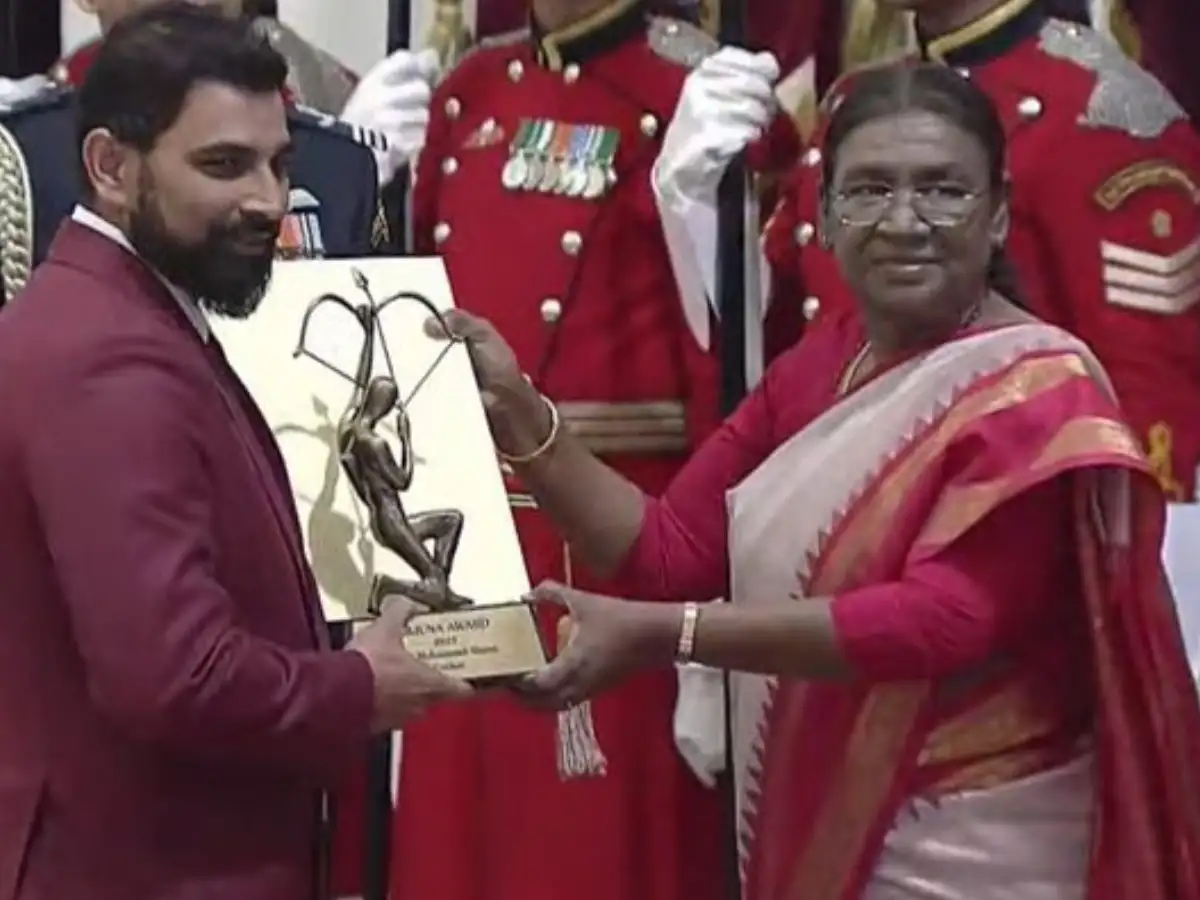 Mohammed Shami: అర్జున అవార్డు స్వీకరించిన టీమిండియా పేసర్ మహ్మద్ షమీ Mohammed Shami: అర్జున అవార్డు స్వీకరించిన టీమిండియా పేసర్ మహ్మద్ షమీ