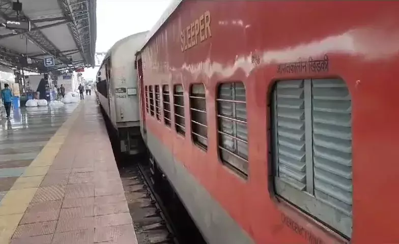 Charminar Express: పట్టాలు తప్పిన చార్మినార్ ఎక్స్ ప్రెస్..