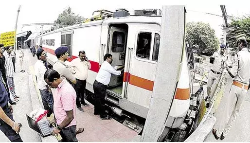 RAILWAYS: నాంపల్లి రైల్వే స్టేషన్‌లో తప్పిన పెను ప్రమాదం