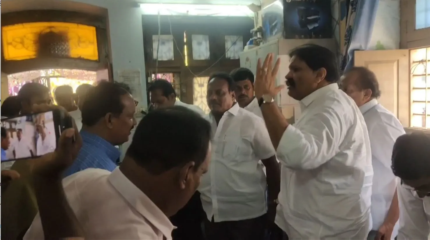 YCP MLA: ఎస్పీకి కాదు వాళ్ల బాబుకి చెప్పుకో... YCP MLA: ఎస్పీకి కాదు వాళ్ల బాబుకి చెప్పుకో...
