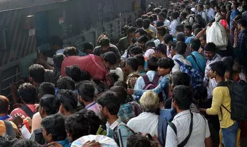 TS: కిటకిటలాడుతున్న బస్టాండ్లు, రైల్వేస్టేషన్లు