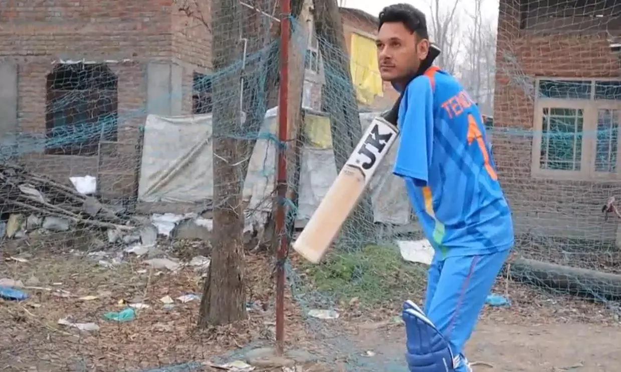 Amir Hussain Lone: చేతులు లేకుండానే  క్రికెట్‌ ఆడేస్తున్నాడు