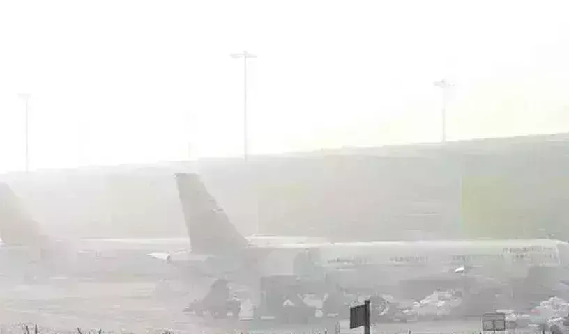 Delhi: ఉత్తరాదిని కమ్మేసిన పొగమంచు.. సున్నాకి చేరిన విజిబిలిటీ Delhi: ఉత్తరాదిని కమ్మేసిన పొగమంచు.. సున్నాకి చేరిన విజిబిలిటీ