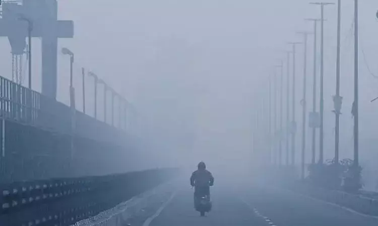 దేశ రాజధానిని కప్పేస్తున్న దట్టమైన పొగమంచు.. 50 విమానాలు, 30 రైళ్లు రద్దు దేశ రాజధానిని కప్పేస్తున్న దట్టమైన పొగమంచు.. 50 విమానాలు, 30 రైళ్లు రద్దు