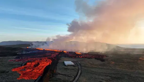 Iceland Volcano: ఐస్‌ల్యాండ్‌లో మరోసారి బద్దలైన అగ్ని పర్వతం..