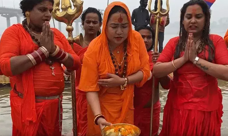 పవిత్ర సంగంలో స్నానమాచరించి అయోధ్యకు బయలుదేరిన ట్రాన్స్‌జెండర్ సాధువులు..