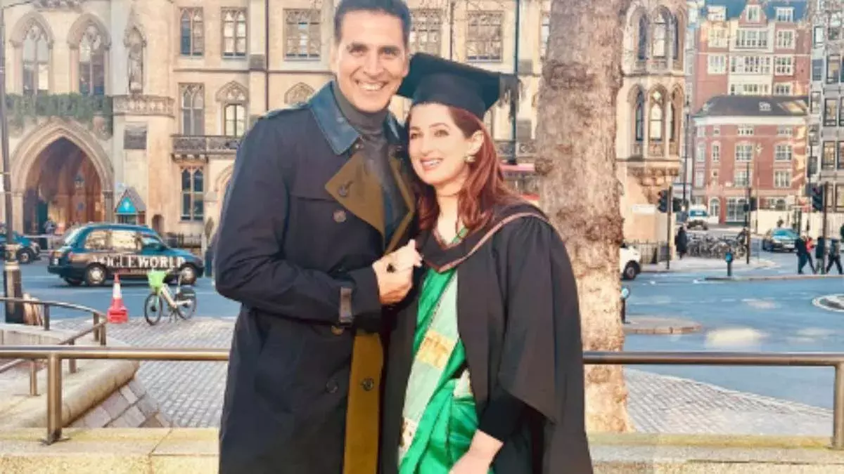 Twinkle Khanna : యూనివర్శిటీ ఆఫ్ లండన్ నుండి గ్రాడ్యుయేట్ డిగ్రీ.. అక్షయ్ ఏమన్నాడంటే.. Twinkle Khanna : యూనివర్శిటీ ఆఫ్ లండన్ నుండి గ్రాడ్యుయేట్ డిగ్రీ.. అక్షయ్ ఏమన్నాడంటే..