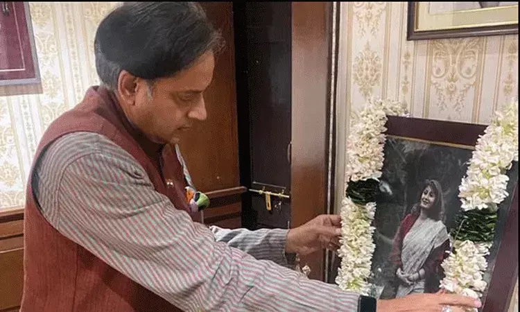 అందమైన ఆత్మ శాశ్వతంగా జీవిస్తుంది: భార్య వర్ధంతి సందర్భంగా శశి థరూర్ అందమైన ఆత్మ శాశ్వతంగా జీవిస్తుంది: భార్య వర్ధంతి సందర్భంగా శశి థరూర్