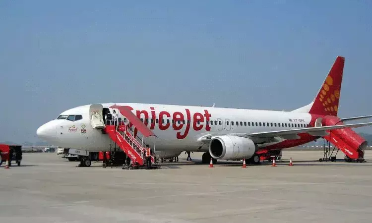 విమాన టాయిలెట్లో ఇరుక్కుపోయిన ప్రయాణికుడు.. దాదాపు 100 నిమిషాలు విమాన టాయిలెట్లో ఇరుక్కుపోయిన ప్రయాణికుడు.. దాదాపు 100 నిమిషాలు