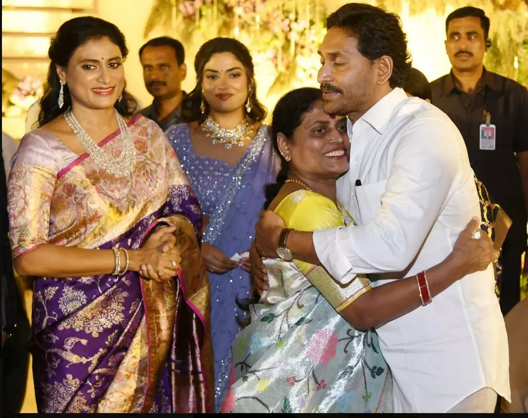 AP: జగన్ ఎడ మొహం... షర్మిల పెడ మొహం