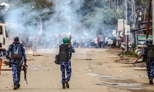 Manipur : మణిపూర్‌లో పోలీస్‌ హెడ్‌క్వార్టర్స్‌పై సాయుధుల దాడి..