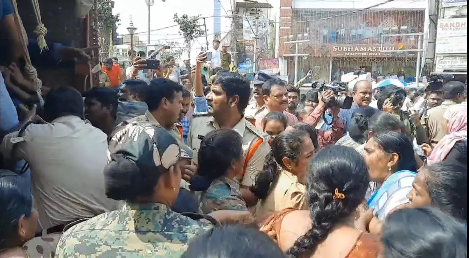 AP: అంగన్‌వాడీల ఆందోళనలపై ఉక్కుపాదం