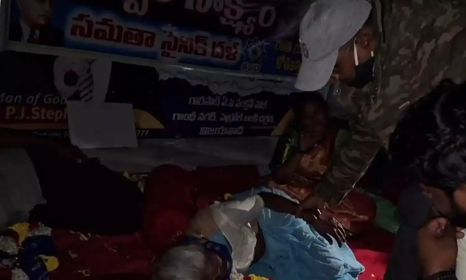 AP: కోడికత్తి నిందితుడి కుటుంబ సభ్యుల దీక్ష భగ్నం AP: కోడికత్తి నిందితుడి కుటుంబ సభ్యుల దీక్ష భగ్నం