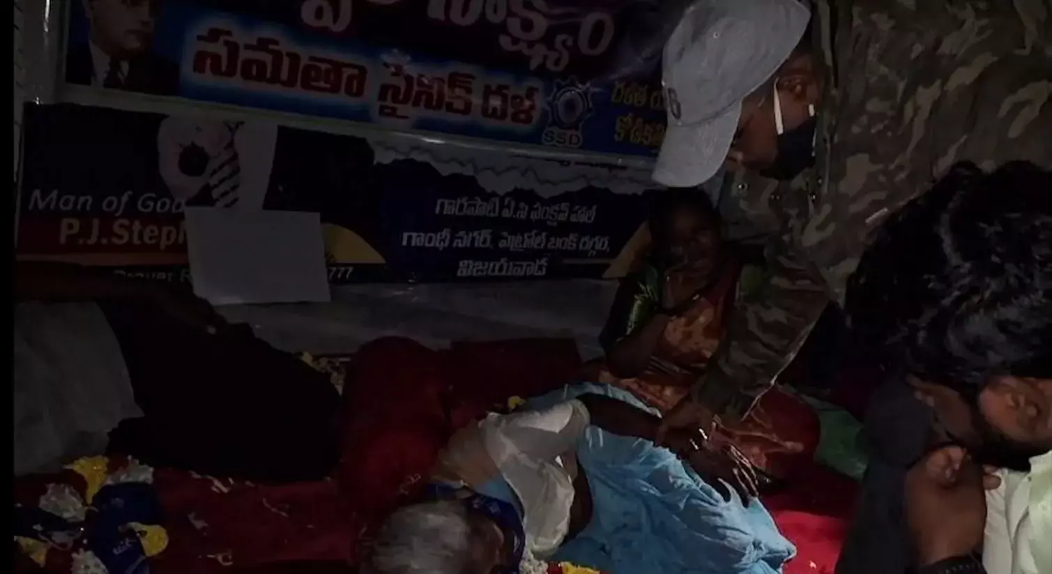 AP: కోడికత్తి నిందితుడి కుటుంబ సభ్యుల దీక్ష భగ్నం AP: కోడికత్తి నిందితుడి కుటుంబ సభ్యుల దీక్ష భగ్నం