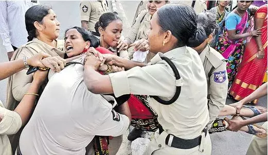 AP: అంగన్‌వాడీ మహిళలపై దాష్టీకం