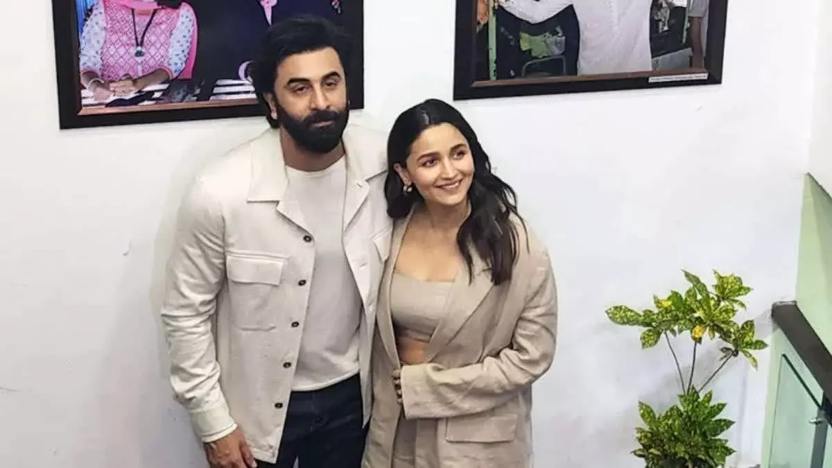 Ranbir Kapoor, Alia : రామ్ లల్లాను చూసేందుకు క్యూ లైన్ లో క్యూటీస్ Ranbir Kapoor, Alia : రామ్ లల్లాను చూసేందుకు క్యూ లైన్ లో క్యూటీస్