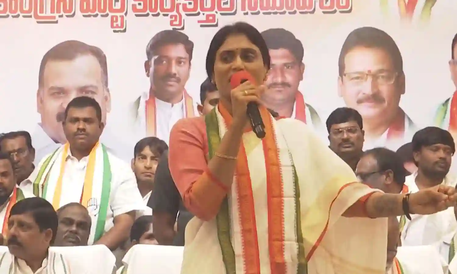 SHARMILA: జగన్పై మరోసారి షర్మిల తీవ్ర విమర్శలు SHARMILA: జగన్పై మరోసారి షర్మిల తీవ్ర విమర్శలు