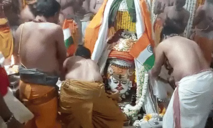రిపబ్లిక్ డే స్పెషల్: త్రివర్ణ పతాకంతో మహాకాళేశ్వరుడి అలంకరణ రిపబ్లిక్ డే స్పెషల్: త్రివర్ణ పతాకంతో మహాకాళేశ్వరుడి అలంకరణ