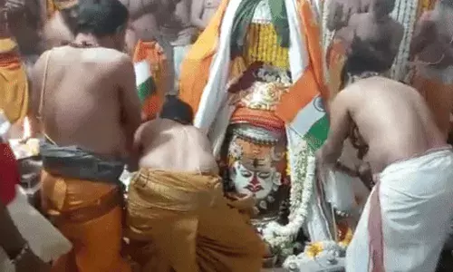 రిపబ్లిక్ డే స్పెషల్: త్రివర్ణ పతాకంతో మహాకాళేశ్వరుడి అలంకరణ రిపబ్లిక్ డే స్పెషల్: త్రివర్ణ పతాకంతో మహాకాళేశ్వరుడి అలంకరణ