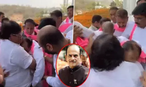 గణతంత్ర వేడుకల్లో అపశృతి.. స్పృహ తప్పి పడిపోయిన తెలంగాణ మాజీ ఉప ముఖ్యమంత్రి గణతంత్ర వేడుకల్లో అపశృతి.. స్పృహ తప్పి పడిపోయిన తెలంగాణ మాజీ ఉప ముఖ్యమంత్రి