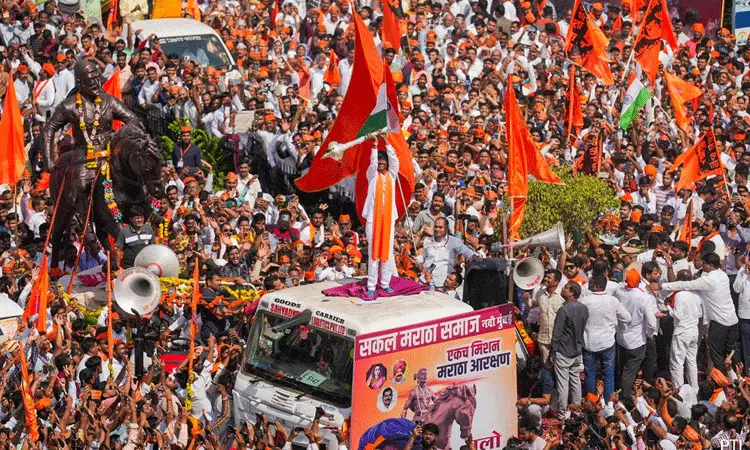 డిమాండ్లను అంగీకరించిన ప్రభుత్వం.. నిరసన ముగించిన మరాఠా నాయకుడు డిమాండ్లను అంగీకరించిన ప్రభుత్వం.. నిరసన ముగించిన మరాఠా నాయకుడు