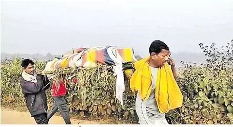 SAD: భార్య మృతదేహాన్ని 20 కిలోమీటర్లు మోసుకెళ్లిన భర్త SAD: భార్య మృతదేహాన్ని 20 కిలోమీటర్లు మోసుకెళ్లిన భర్త