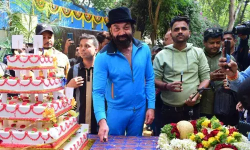 Bobby Deol Birthday : అభిమానులతో కలిసి 55వ పుట్టినరోజు వేడుకలు Bobby Deol Birthday : అభిమానులతో కలిసి 55వ పుట్టినరోజు వేడుకలు