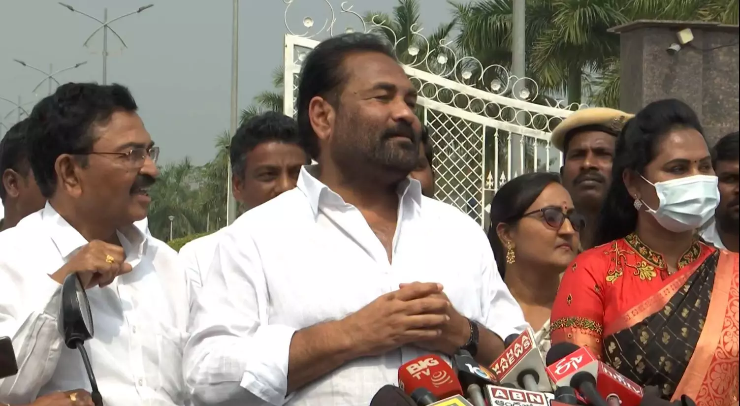 AP: స్పీకర్ విచారణకు హాజరైన వైసీపీ రెబల్ ఎమ్మెల్యేలు AP: స్పీకర్ విచారణకు హాజరైన వైసీపీ రెబల్ ఎమ్మెల్యేలు