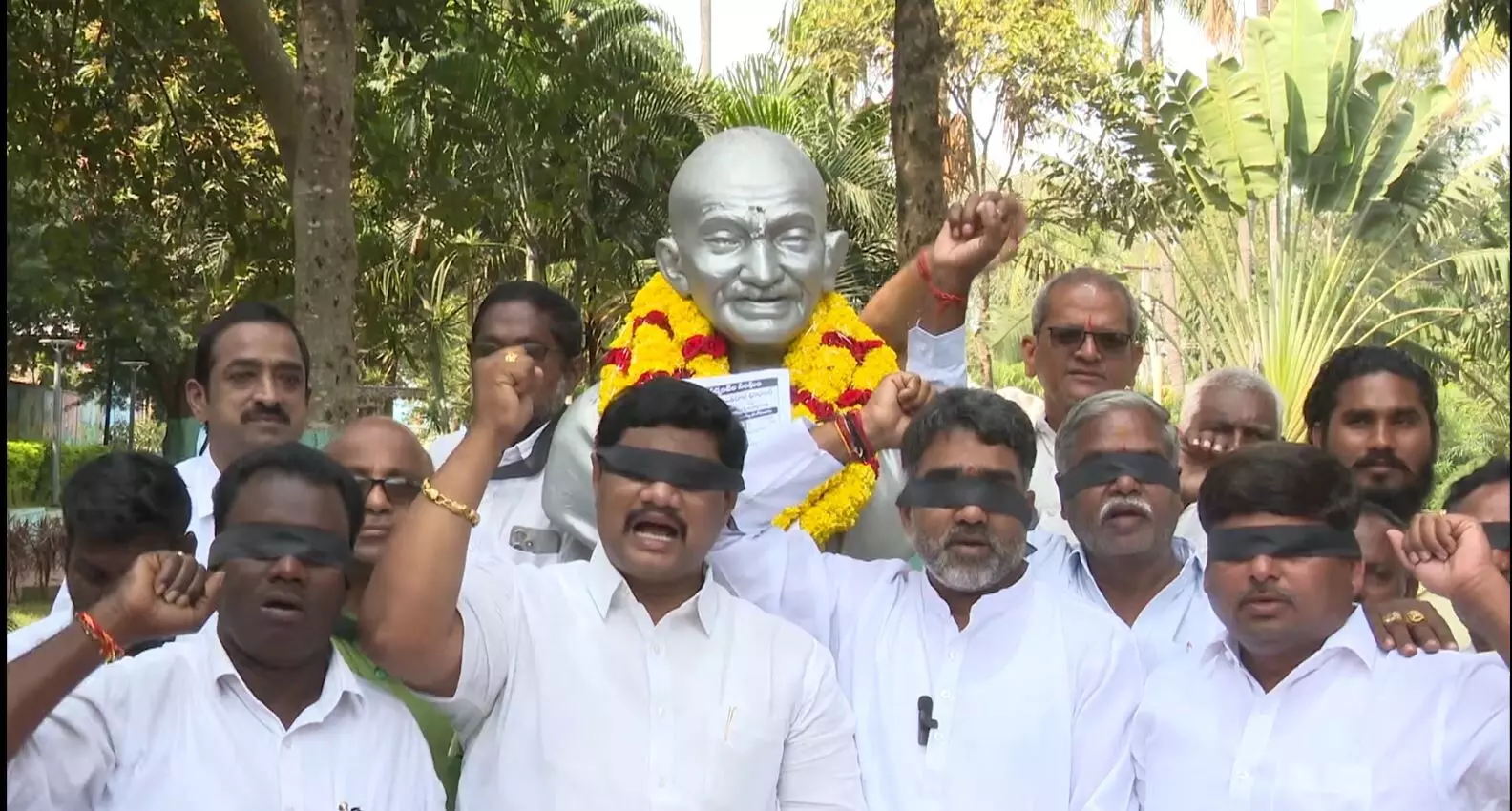 AP: ఆంధ్రప్రదేశ్లో రోడ్డెక్కిన సర్పంచులు AP: ఆంధ్రప్రదేశ్లో రోడ్డెక్కిన సర్పంచులు