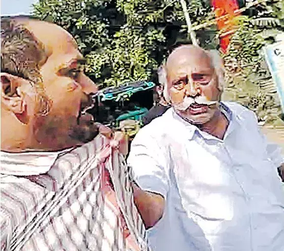 YCP: ఈ.. నా కొడుకును కొట్టండి.. వైసీపీ నేత దౌర్జన్యం