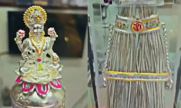 రామ భక్తులు.. అయోధ్య ఆలయానికి వెండి చీపురు బహుకరణ రామ భక్తులు.. అయోధ్య ఆలయానికి వెండి చీపురు బహుకరణ