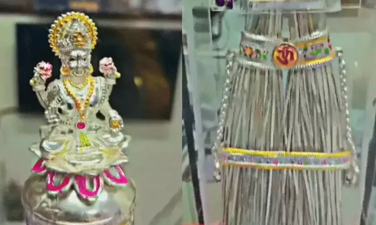 రామ భక్తులు.. అయోధ్య ఆలయానికి వెండి చీపురు బహుకరణ రామ భక్తులు.. అయోధ్య ఆలయానికి వెండి చీపురు బహుకరణ