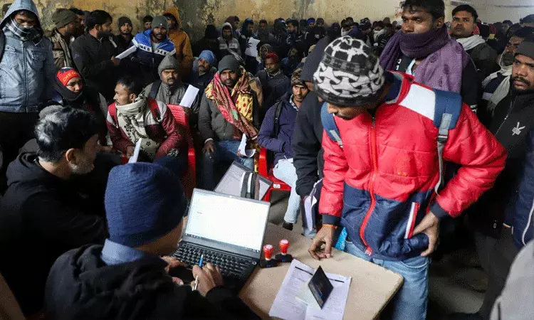 ఇజ్రాయెల్ లో కార్మికుల కొరత.. క్యూ కడుతున్న భారతీయులు ఇజ్రాయెల్ లో కార్మికుల కొరత.. క్యూ కడుతున్న భారతీయులు