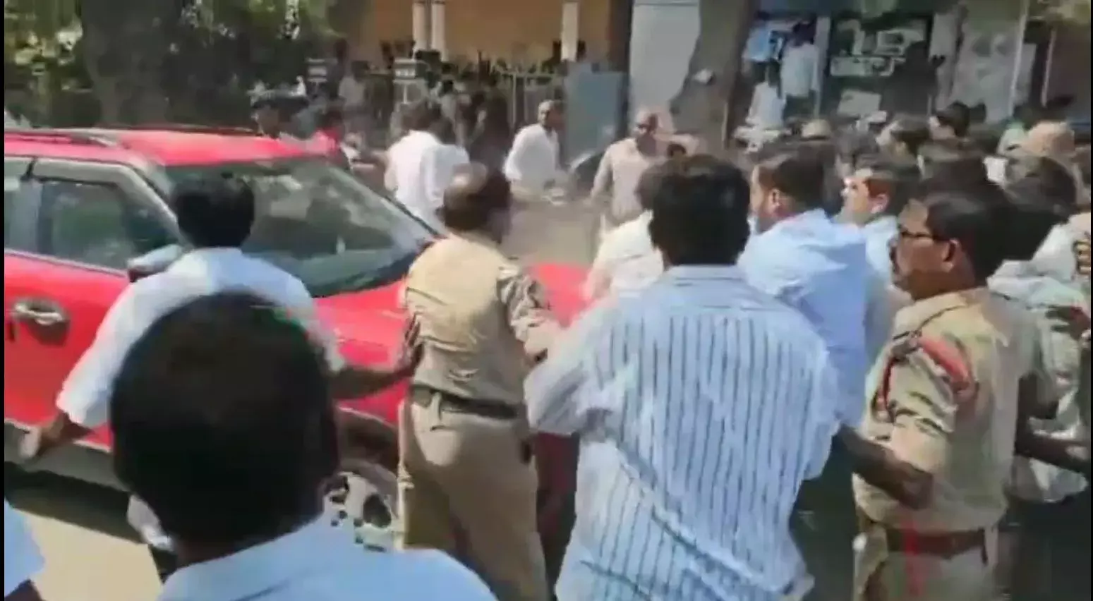 YCP: ముద్దనూరులో వైసీపీ దౌర్జన్యం YCP: ముద్దనూరులో వైసీపీ దౌర్జన్యం