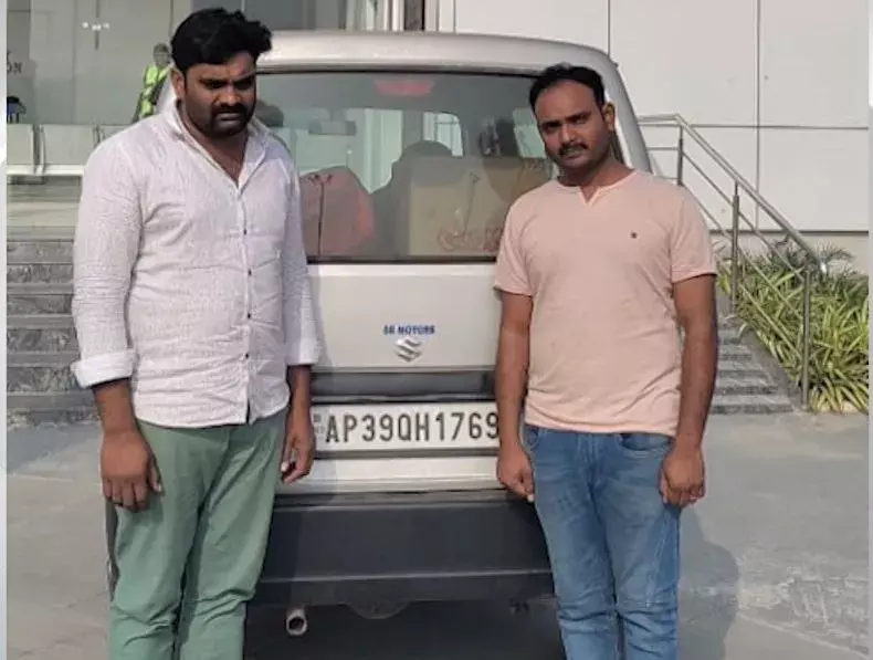 AP: గంజాయి తరలిస్తూ పట్టుబడ్డ ఏపీ పోలీసులు AP: గంజాయి తరలిస్తూ పట్టుబడ్డ ఏపీ పోలీసులు
