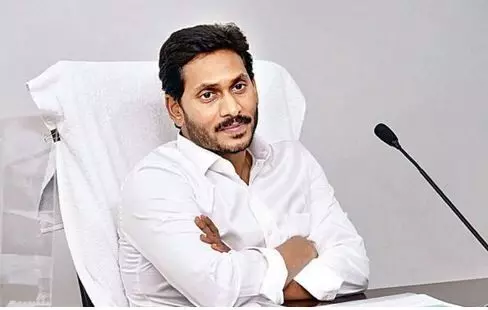 AP: జగన్ సభ నుంచి పారిపోయిన ప్రజలు AP: జగన్ సభ నుంచి పారిపోయిన ప్రజలు