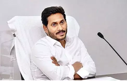 AP: జగన్ సభ నుంచి పారిపోయిన ప్రజలు AP: జగన్ సభ నుంచి పారిపోయిన ప్రజలు