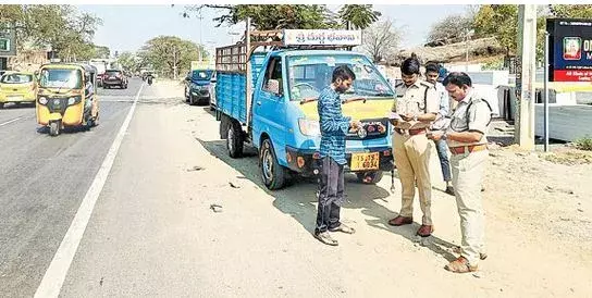 TS: వాహనదారులూ.. తస్మాత్ జాగ్రత్త TS: వాహనదారులూ.. తస్మాత్ జాగ్రత్త