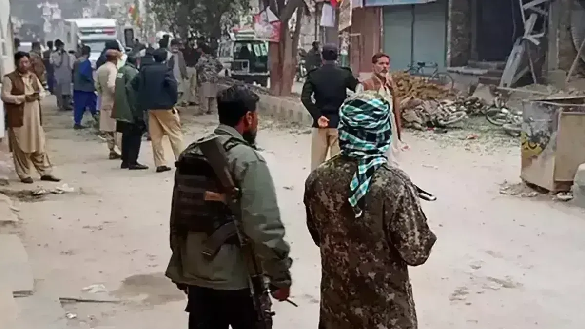 Pakistan: పాక్ పోలీస్ స్టేషన్పై ఉగ్రదాడి: 10 మంది మృతి Pakistan: పాక్ పోలీస్ స్టేషన్పై ఉగ్రదాడి: 10 మంది మృతి