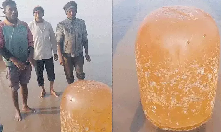 సముద్రంలో దొరికిన భారీ శివలింగం.. చూసేందుకు తరలి వస్తున్న జనం సముద్రంలో దొరికిన భారీ శివలింగం.. చూసేందుకు తరలి వస్తున్న జనం