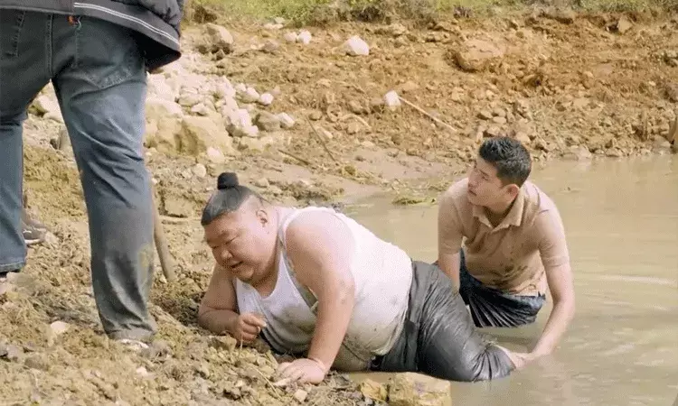 ఈరోజు JCB పరీక్షఅంటూ బురదలో దిగి పైకి రావడానికి కష్టపడిన మంత్రి.. వీడియో వైరల్