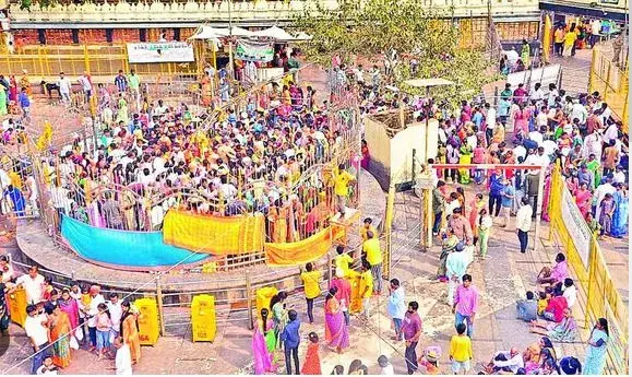 MEDARAM: మేడారానికి పోటెత్తుతున్న భక్తులు MEDARAM: మేడారానికి పోటెత్తుతున్న భక్తులు