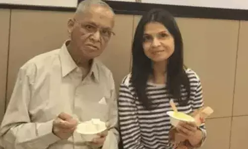 సాదాసీదా వ్యక్తిగా  బ్రిటన్ ప్రథమ మహిళ.. తండ్రితో కలిసి ఐస్ క్రీం ఆస్వాదిస్తూ.. సాదాసీదా వ్యక్తిగా  బ్రిటన్ ప్రథమ మహిళ.. తండ్రితో కలిసి ఐస్ క్రీం ఆస్వాదిస్తూ..