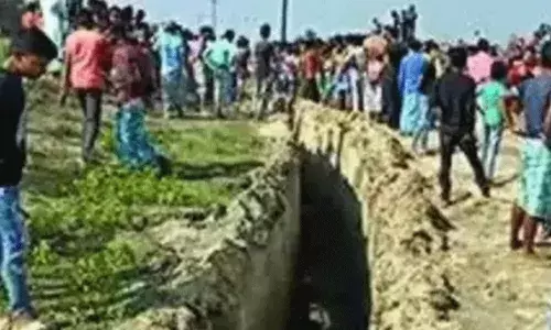 నలుగురు చిన్నారులు సజీవ సమాధి.. BSF జవాన్లను నిందించిన స్థానికులు నలుగురు చిన్నారులు సజీవ సమాధి.. BSF జవాన్లను నిందించిన స్థానికులు