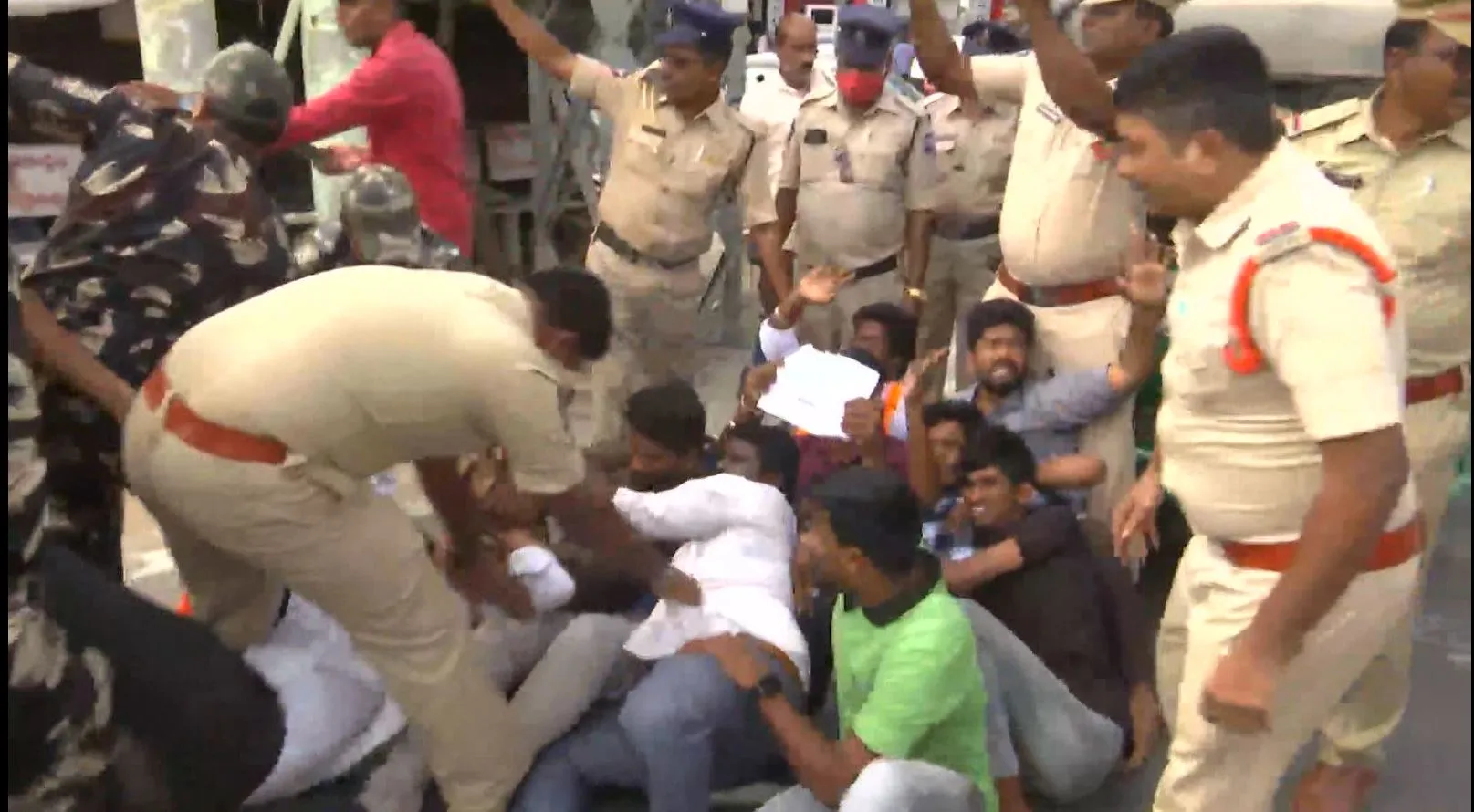 AP: దగా డీఎస్సీపై కదం తొక్కిన నిరుద్యోగులు AP: దగా డీఎస్సీపై కదం తొక్కిన నిరుద్యోగులు